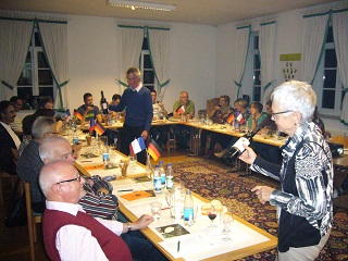 Foto von teilnehmern beim Weinseminar